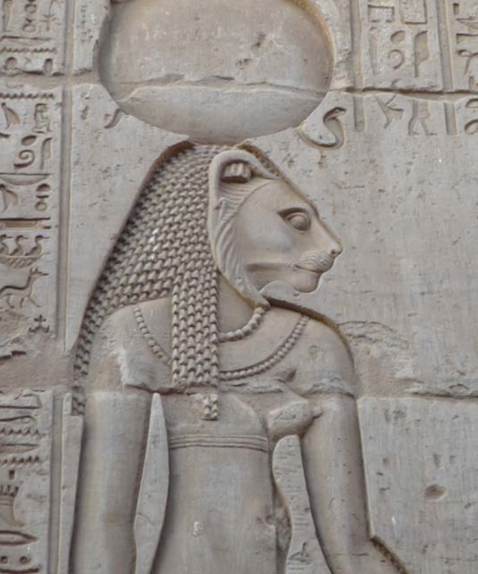 Dea Sekhmet in un rilievo in pietra