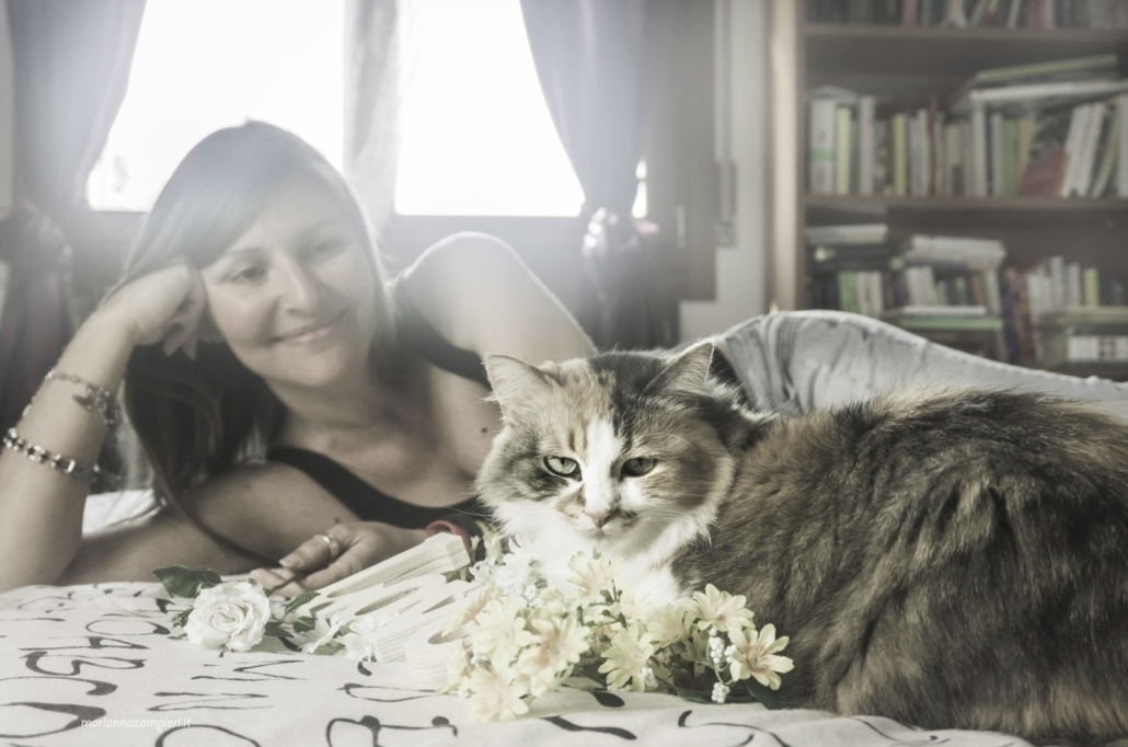 Elisa di MicioGatto con la sua gatta Lady